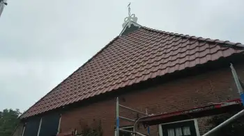 Dakpannen vervangen Friesland - In Stiens een rieten dak vervangen voor Nelskamp f8 (1/2) dakpannen