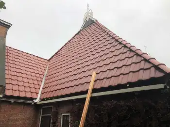 Nieuwe dakpannen Friesland - In Stiens een rieten dak vervangen voor Nelskamp f8 (1/2) dakpannen