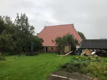 Nieuwe dakpannen Friesland - In Stiens een rieten dak vervangen voor Nelskamp f8 (1/2) dakpannen