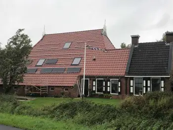 Nieuwe dakpannen Friesland - In Stiens een rieten dak vervangen voor Nelskamp f8 (1/2) dakpannen