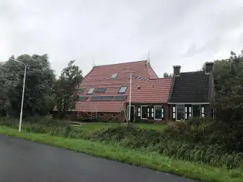 Nieuwe dakpannen Friesland - In Stiens een rieten dak vervangen voor Nelskamp f8 (1/2) dakpannen