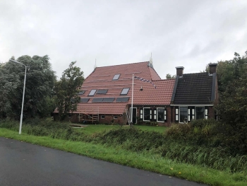 In Stiens Rietdak vervangen voor Nelskamp f8 (1/2) dakpannen In Stiens Rietdak vervangen voor Nelskamp f8 (1/2) dakpannen