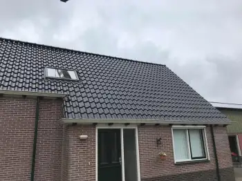 Zevenhuizen de dakpannen van de woning vervangen met Nelskamp H15