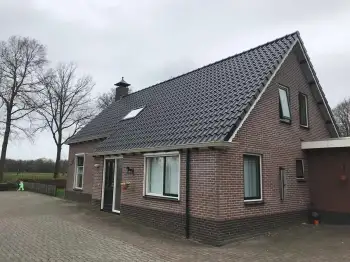 Zevenhuizen de dakpannen van de woning vervangen met Nelskamp H15