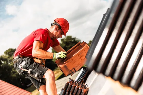 man die dakpannen legt